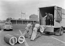 837804 Afbeelding van het laden van een vrachtauto van Van Gend & Loos met verfbussen van Sikkens te Leiden.